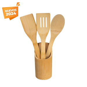 KTC 606, SET DE UTENSILIOS BOIS. Juego de 3 utensilios de bambú para cocinar. Incluye cuchara, pala, volteador y una base cilíndrica. La madera es un producto natural el cual puede presentar variaciones en tonalidades y vetas.