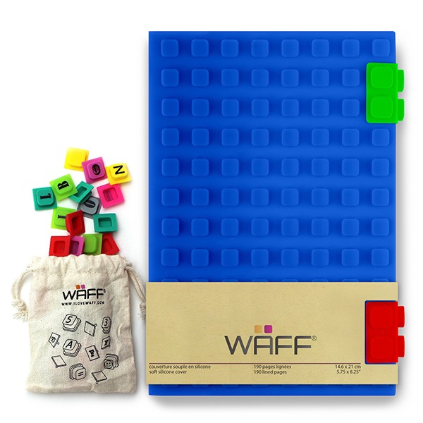 WAF011, WAFF Combo Grande. El combo incluye una libreta grande de 190 paginas con 100 cubos (50 color solido y 50 de alfabeto), 2 clips para cerrar la libreta y 1 bolsa de algodón para guardar los cubos. La cubierta se puede reciclar con su repuesto WAFF.