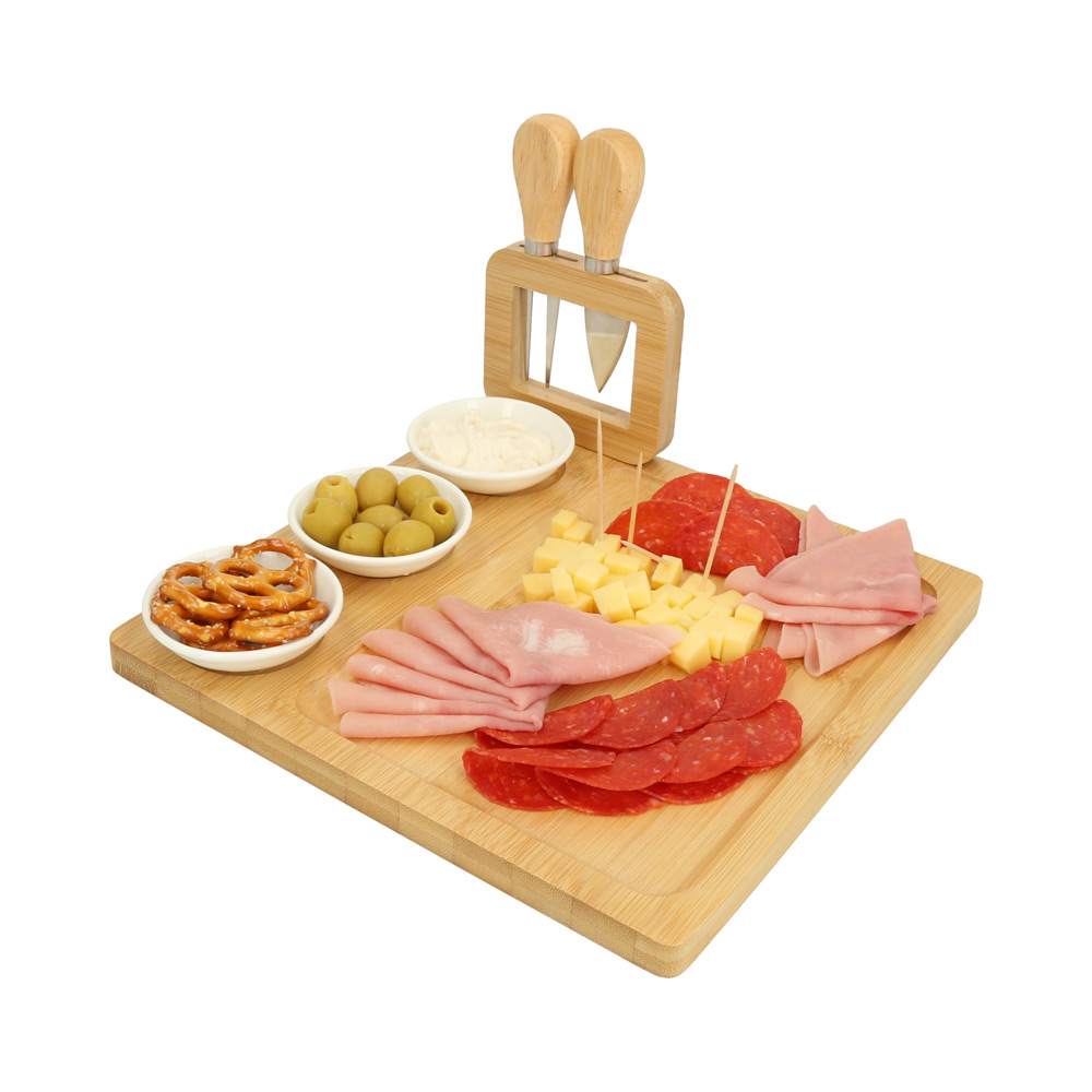 HO-100, Tabla de quesos que incluye 3 mini platos de cerámica, un tenedor para quesos y un cuchillo.
